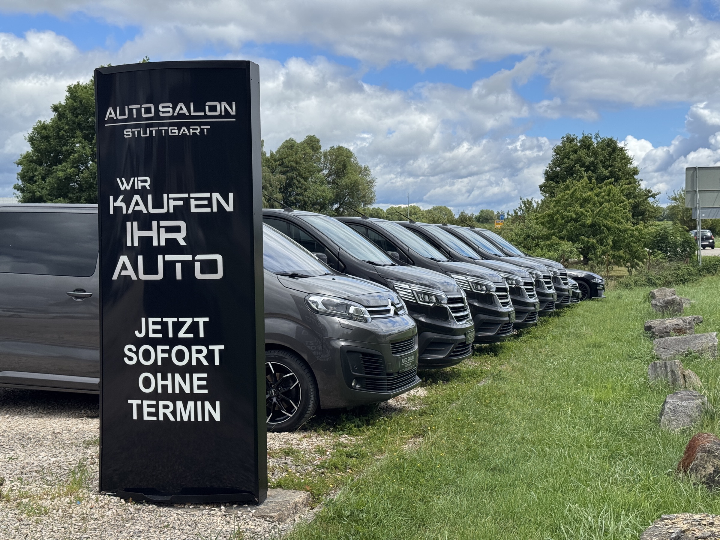 Standort-Schild und Fahrzeugreihe von Auto Salon Stuttgart in Nufringen